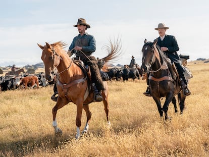 Benedict Cumberbatch (izquierda) y Jesse Plemons, en 'El poder del perro'.