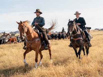 Los actores Benedict Cumberbatch y Jesse Plemons en 'The Power of the Dog'.