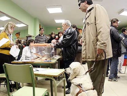 Ricardo Busto, con su perro, antes de votar.
