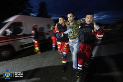 Un soldado ucranio es trasladado tras su liberación.