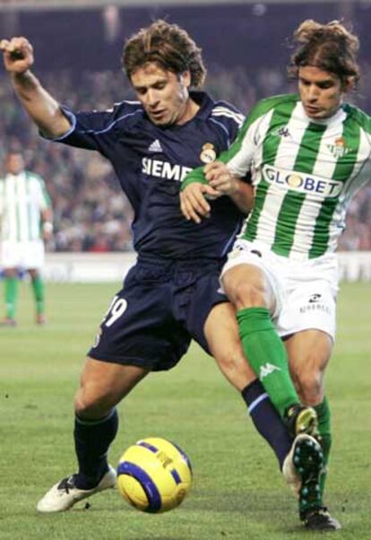 Cassano protege el balón ante Rivera.