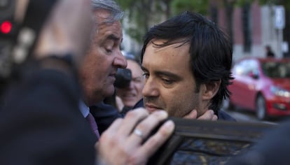 El hijo de Mario Conde, Mario Conde Arroyo, acompa&ntilde;ado del abogado Ignacio Pel&aacute;ez, a su salida de la Audiencia Nacional.