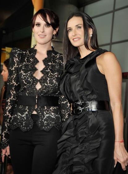 Ser hija de una reconocida actriz y dedicarse al mundo del cine no debe ser cosa fácil de asumir, pues siempre existen las comparaciones. Pero Rumer Willis, primogénita de Demi Moore, no cesa en su empeño de querer dedicarse al mundo de la interpretación. Willis apareció junto a su madre en el estreno en Los Ángeles de <i>Sonority Row</i>, su primera película como protagonista.
