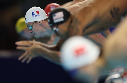 Leon Marchand durante el pistoletazo de salida de la segunda semifinal de los 200 metros estilos.