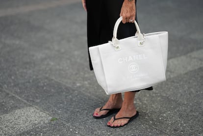Una influencer alemana combina bolso de Chanel con chanclas.