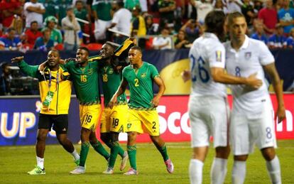 Los jugadores de Jamaica celebran su pase, ante los de EE UU