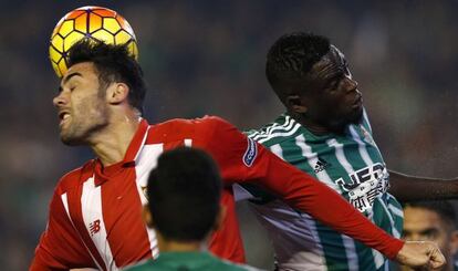 Ndiaye e Iborra saltan a por el bal&oacute;n.