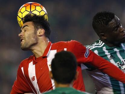 Ndiaye e Iborra saltan a por el bal&oacute;n.