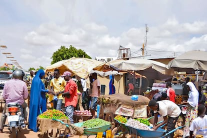 Varias personas compran y venden productos en un mercado en Niamey, capital de Níger, el 11 de agosto de 2023.