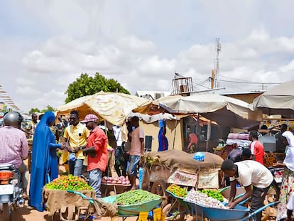 Varias personas compran y venden productos en un mercado en Niamey, capital de Níger, el 11 de agosto de 2023.