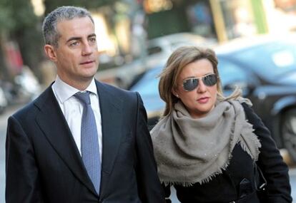 Ricardo Costa y su novia Laura Chorro, a su llegada al juicio.