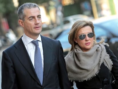 Ricardo Costa y su novia Laura Chorro, a su llegada al juicio.