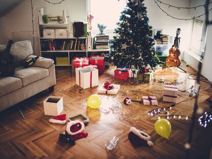 Salón de una vivienda tras una fiesta navideña.