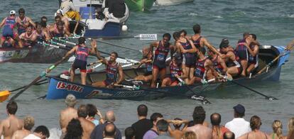 La tripulación de Urdaibai se felicita tras ganar la Bandera de La Concha en 2010.