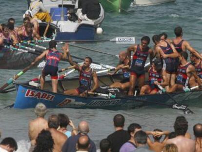 La tripulación de Urdaibai se felicita tras ganar la Bandera de La Concha en 2010.