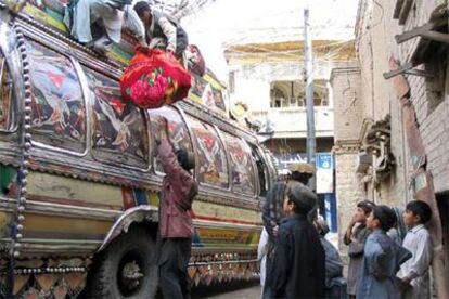 Habitantes de un poblado cercano a Miranshah huyen en un autobús de la zona de los combates.