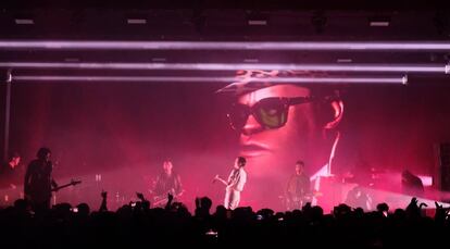 Gorillaz tocando 'We got the power', con Jehnny Beth y Noel Gallagher (foto: Mark Allan).