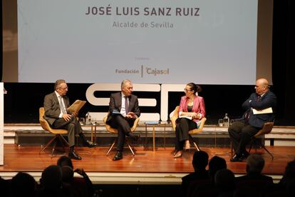 José Luis Sanz Ruiz, alcalde de Sevilla, en un encuentro organizado por la cadena SER este jueves, junto con los periodistas Salomón Hachuel, Elena Carazo y Javier Márquez.