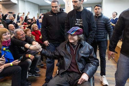 El músico Charly García recibe el Doctorado Honoris Causa de la Universidad de Buenos Aires en el  Aula Magna de la Facultad de Filosofía y Letras en Buenos Aires (Argentina). El 19 de agosto de 2025.