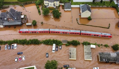 Un tren regional atrapado por las aguas en la estación de Kordel (Alemania). La canciller, Angela Merkel, de visita oficial en Washington, calificó de “catástrofe” lo ocurrido y dijo estar “en shock” al conocer el alcance de la tragedia.
