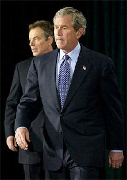 George W. Bush y Tony Blair, antes de la conferencia de prensa, ayer en Camp David.