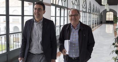 El secretario de organizaci&oacute;n del PSOE andaluz, Juan Cornejo, y el portavoz parlamentario Mario Jim&eacute;nez, a su llegada este martes al Parlamento de Andaluc&iacute;a.