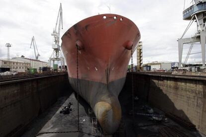 El gasero Ib&eacute;rica Knutzen en el dique seco del astillero de Navantia en Ferrol.