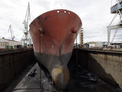 El gasero Ib&eacute;rica Knutzen en el dique seco del astillero de Navantia en Ferrol.