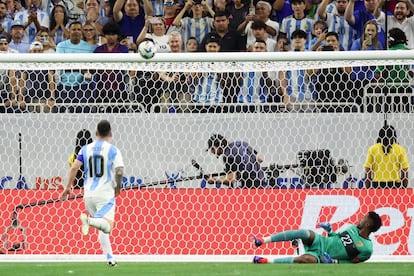 El penal errado por Messi.