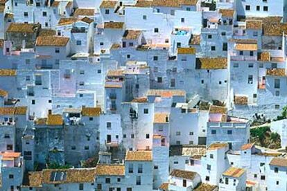 La arquitectura blanca de Casares, de origen árabe, se adapta a la ladera creándose una original trama geométrica.