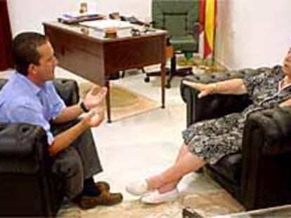 La alcaldesa de Espartinas, María Regla Jiménez, debate con el concejal socialista Rafael Ayerbe.