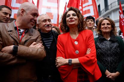 La vicepresidenta primera y ministra de Hacienda, María Jesús Montero (segunda por la derecha), y la vicepresidenta tercera, ministra de Transición Ecológica, Teresa Ribera (derecha), junto a los secretarios generales de CCOO, Unai Sordo (izquierda), y UGT, Pepe Álvarez (segundo por la izquierda), asisten a la manifestación convocada este miércoles en Madrid. 