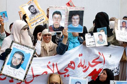 Familiares de islamistas encarcelados se manifestan en Rabat por su liberación el pasado jueves.