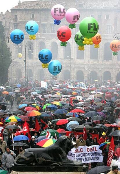 Manifestación celebrada por los sindicatos ayer en Roma.