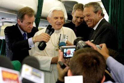 A la derecha del Papa Benedicto XVI, el hasta hoy director de la Sala de Prensa del Vaticano, el español Joaquín Navarro Valls. Aquí en una reunión con periodistas previa al vuelo que los llevaría a Valencia, España.
