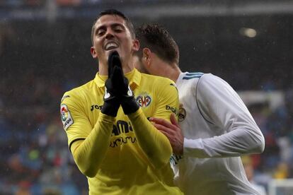 El centrocampista del Villarreal Pablo Fornals lamenta una ocasión fallida de gol.