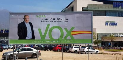 Valla del candidato de Vox a la alcaldía de El Ejido, junto a un centro de El Corte Inglés.