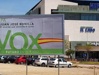 Valla del candidato de Vox a la alcaldía de El Ejido, junto a un centro de El Corte Inglés.
