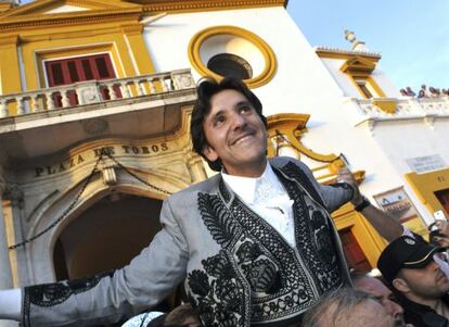 El rejoneador Diego Ventura sale por la Puerta del Príncipe de la Maestranza.