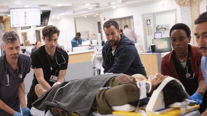 Noah Wyle, en el centro, en una imagen de 'The Pitt'.