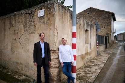 Agustín Mendoza e Israel González, minutos antes de comenzar las clases de comercio digital en Arizala, Navarra.