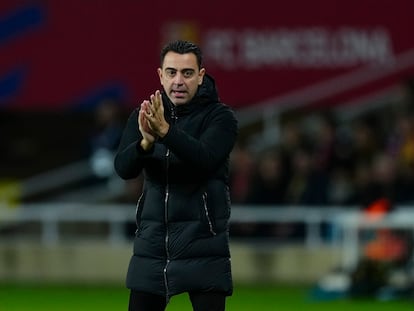 Xavi Hernández aplaude a sus jugadores durante el partido ante Osasuna.