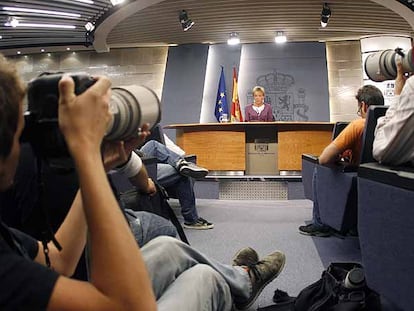 La vicepresidenta del Gobierno, María Teresa Fernández de la Vega, ayer tras el Consejo de Ministros.