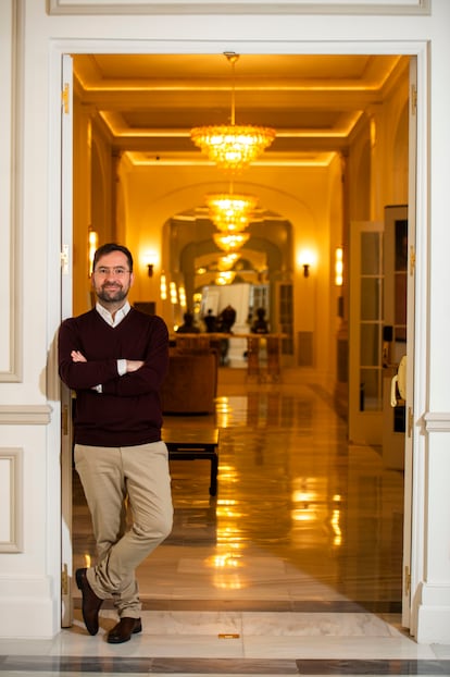 Miguel Díaz, arquitecto del estudio Ruiz Larrea y director del último proyecto de rehabilitación del Palace, en el interior del hotel.