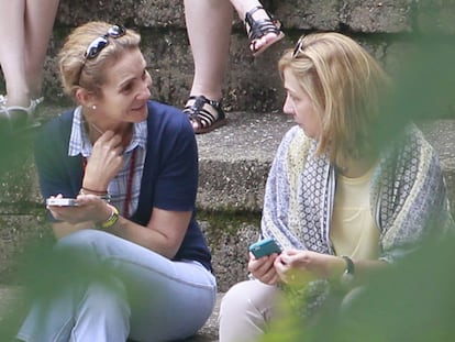 Las infantas Elena y Cristina de Borbón en Ginebra (Suiza), en 2014.