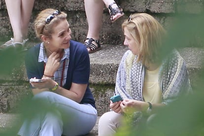 Las infantas Elena y Cristina de Borbón en Ginebra (Suiza), en 2014.