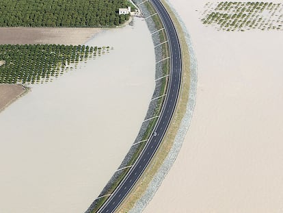 Vista aerea de la zona dañana por las fuertes lluvias en Andalucia. En la imagen carretera que va de Lora del Río a Peñaflor