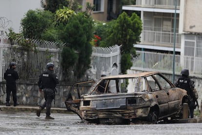 Miembros de la Unidad de Operaciones Tácticas, durante un operativo para capturar a El Koki, en el barrio Cota 905, el 9 de julio de 2021.