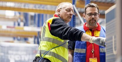 Trabajadores de un almacén de DHL