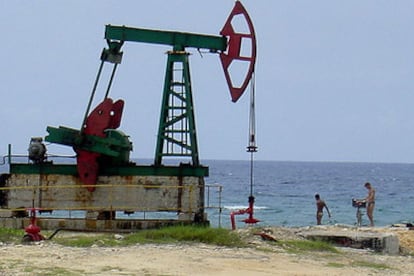 Pozos de petróleo en Santa Cruz del Norte, en Cuba.